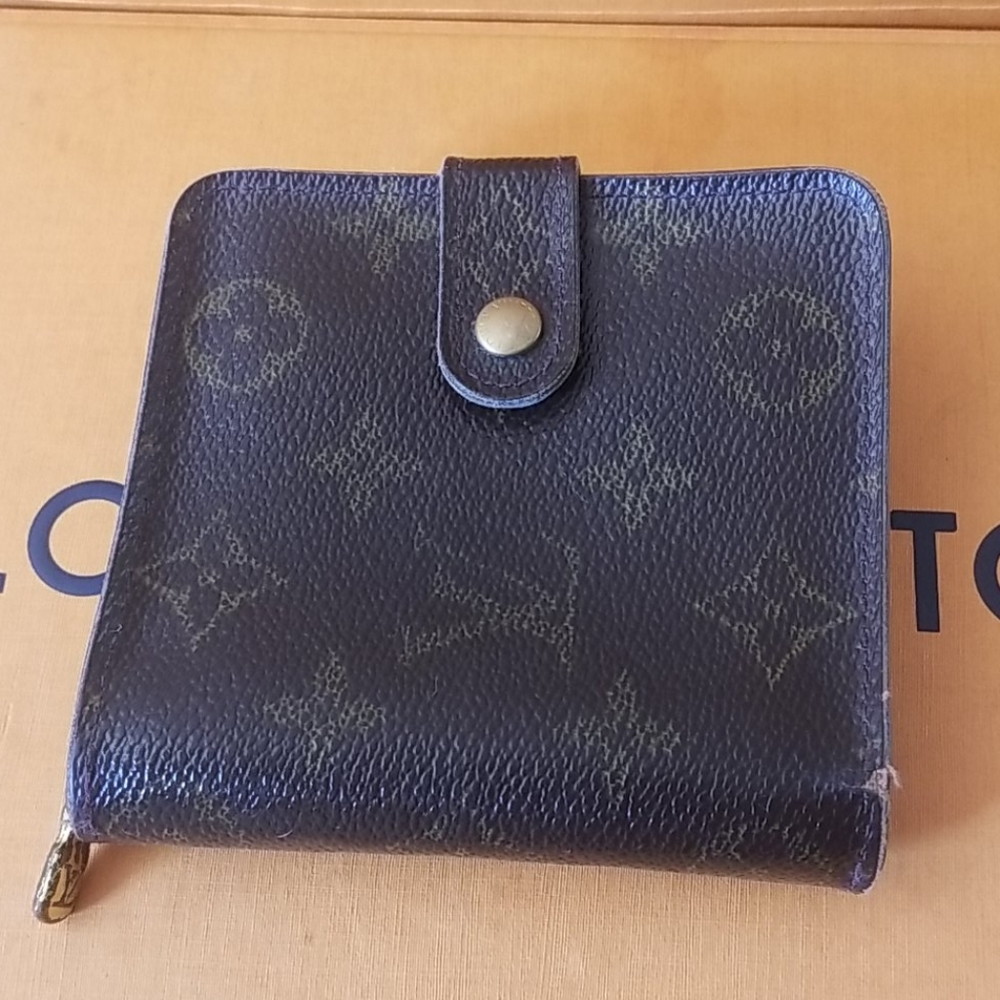 Authentic Louis Vuitton Zippy wallet